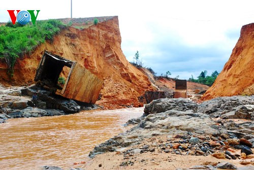 Thân đập thuỷ điện Ia Krêl bị vỡ (Ảnh: vov.vn)