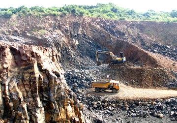 Khai thác khoáng sản là một trong những nguyên nhân gây ô nhiễm môi trường (Ảnh: phapluattp.vn)