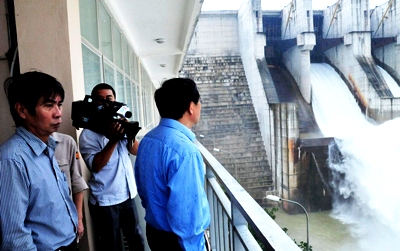 Chủ tịch UBND tỉnh Thừa Thiên – Huế Nguyễn Văn Cao yêu cầu thủy điện Hương Điền nghiêm túc xả lũ trong lòng hồ để cắt lũ mới trong bão số 11 (Ảnh: Văn Thắng/VOV)