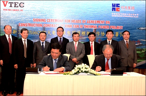 Đại diện EVN chứng kiến lễ kí kết giữa công ty VTEC và Harbin (Ảnh: VOV)