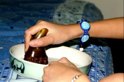 Một phụ nữ Hà Nội đang mài sừng tê giác thành bột để sử dụng (Ảnh: AFP)