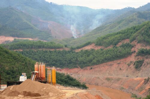 Nhiều vạt rừng bị phá để xây dựng thủy điện (Ảnh: ThienNhien.Net)