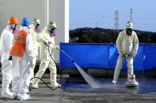 Các chuyên viên đang tẩy xạ ở tỉnh Fukushima, Nhật Bản (Ảnh: AFP)