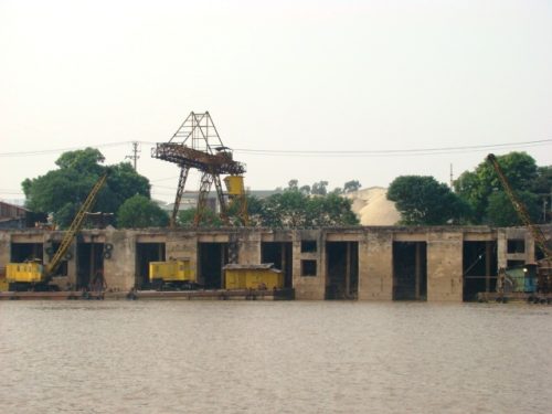 Công trường xây dựng cầu qua sông (Ảnh: ThienNhien.Net)