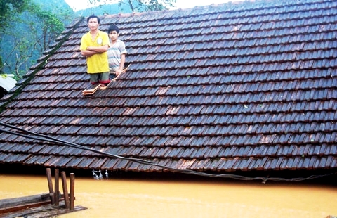 Nước gần ngập nóc nhà dân ở Thạch Hóa, Tuyên Hóa (Ảnh: Hải Sâm/VietNamNet)