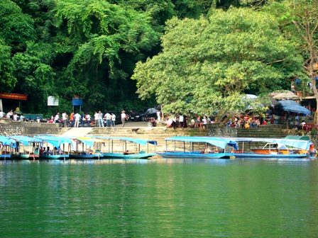 Du khách thăm quan Hồ Ba Bể (Ảnh: ThienNhien.Net)