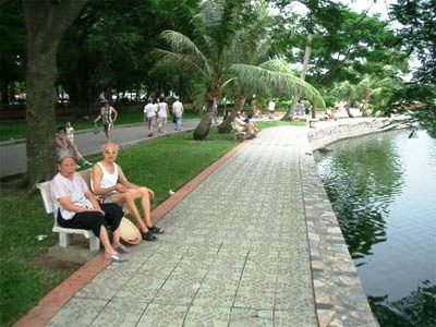 Người dân tập thể dục ở Công viên Thống Nhất (Ảnh: Hoàng Huy/Vietnamnet)