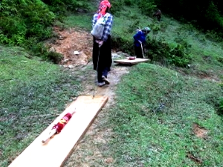 Vì lợi nhuận cao lại không bị chính quyền xử lý, nên người dân vẫn hàng ngày vào rừng lấy gỗ pơmu về bán (Ảnh: Hoài Sơn/TTXVN)