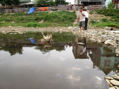 Nước thải có màu đen đục, nhiều bọt và có mùi hôi thối