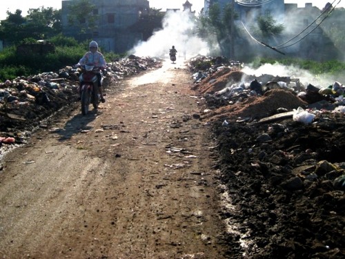 Hình ảnh ô nhiễm không khí điển hình tại một làng nghề.(Ảnh: Hùng Võ/VietnamPlus)