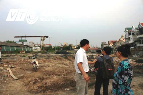 Khu vực này những năm trước đây là bãi chứa nước thải, chất thải nằm sát khu dân cư, nay được giao cho đơn vị khác san lấp xây dựng nhà máy (Ảnh: Minh Khang/VTC News)