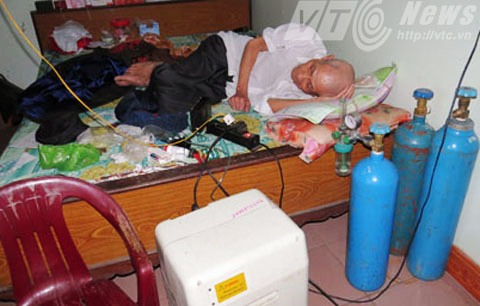 Một người dân sống gần nhà máy đang chiến đấu với căn bệnh ung thư (Ảnh: Minh Khang/VTC News)