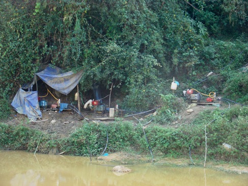Một trong những lán khai thác "chui" tại huyện Ngân Sơn, tỉnh Bắc Kạn (Ảnh: Hoàng Chiên/ThienNhien.Net)