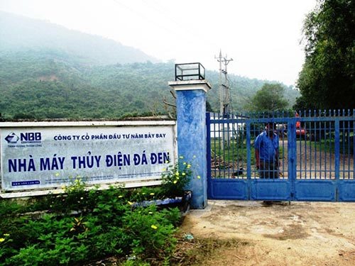 Dự án thủy điện Đá Đen (xã Hòa Mỹ Tây, huyện Tây Hòa, tỉnh Phú Yên) rất bê trễ, gây tác động xấu đến môi sinh (Ảnh: Hồng Ánh/www.nld.comv.vn)