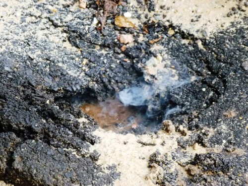 Hiện trường hố đen sau khi phát nổ, khói vẫn còn bốc lên (Ảnh: Phạm Nguyễn/VTC News)