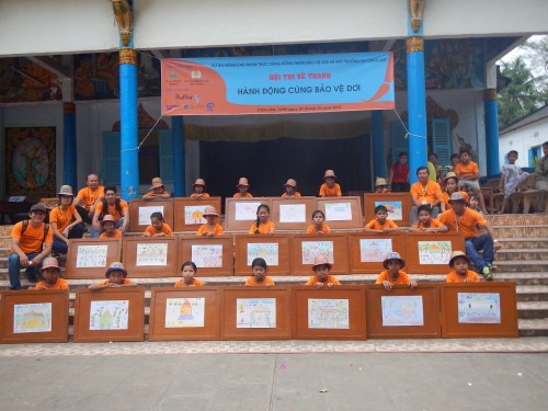 Hội thi vẽ tranh tại khuôn viên Chùa (Ảnh: Lý Văn Lợi)