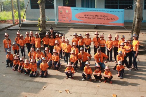 40 em học sinh đang chuẩn bị tham gia trò chơi khởi động (Ảnh: Nguyễn Thông Thả)