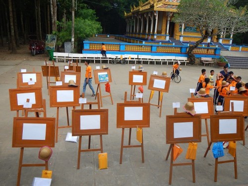 Chuẩn bị Hội thi vẽ tranh tại khuôn viên Chùa (Ảnh: Lý Văn Lợi)