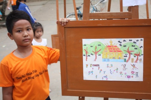 Em Meay Thanh Hoàng, học sinh Khmer, đoạt giải I trong cuộc thi Vẽ Tranh này (Ảnh: Nguyễn Thông Thả)