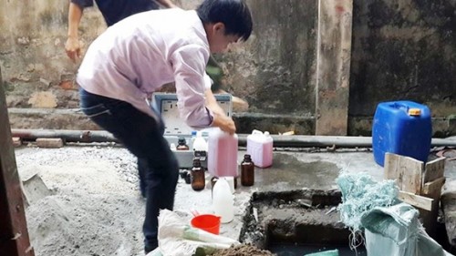 Kiểm tra và lấy mẫu nước thải của Công ty Happrosimex Thăng Long (Ảnh: Phương Hà/An ninh Thủ đô)