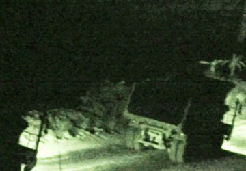 Xe “hổ vồ” tấp nập lên than từ phía moong H10 - mỏ Mông Dương về phía bãi trung chuyển than lậu đêm 13 rạng sáng 14/10 (Ảnh: Trọng Phú/Pháp luật Tp.HCM)