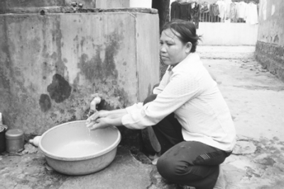 Hầu hết người dân xã Phụng Châu vẫn sử dụng nước giếng khoan trong sinh hoạt