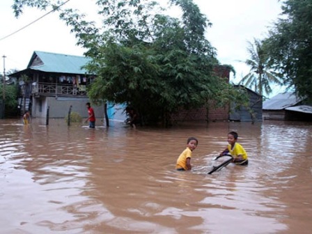 Hồ thủy điện An Khê - Ka Nát ở tỉnh Gia Lai bất ngờ xả lũ với lưu lượng lớn vào đầu tháng 10-2013 gây ngập lụt nặng nề (Ảnh: Hoàng Thanh)