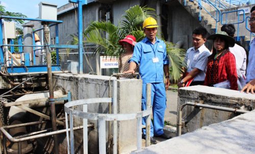 Đoàn đang giám sát tại Nhà máy xử lý nước thải tập trung KCN Biên Hòa 2 (Ảnh: Hương Giang/Báo Đồng Nai)