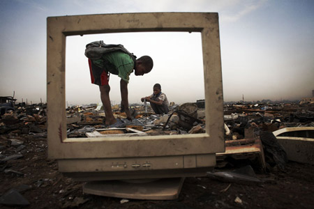 Rác thải là đồ điện tử tại khu vực Agbogbloshie ở thủ đô Accra của Ghana (Ảnh: Dân Việt)