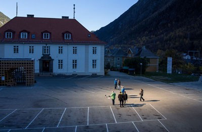 Người dân thị trấn Rjukan đón ánh sáng mặt trời từ hệ thống gương phản chiếu (Ảnh: Reuters/Chinhphu.vn)