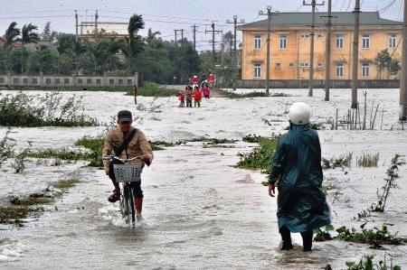 Tuyến đường ở xã Phú Thanh, Phú Mậu huyện Phú Vang bị ngập  sâu 
