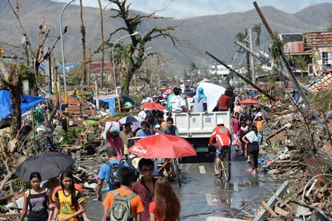 Cơn bão Haiyan đã để lại những hậu quả nặng nề tại thành phố Tacloban, tỉnh Leyte, Philippines (Ảnh: AFP/TTXVN/Nhân Dân)