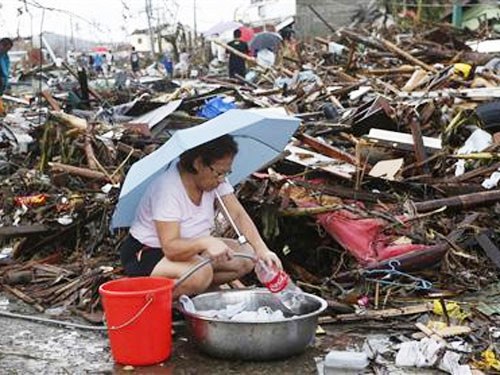 Người dân Leyte cạn nước uống (Ảnh: Reuters) 