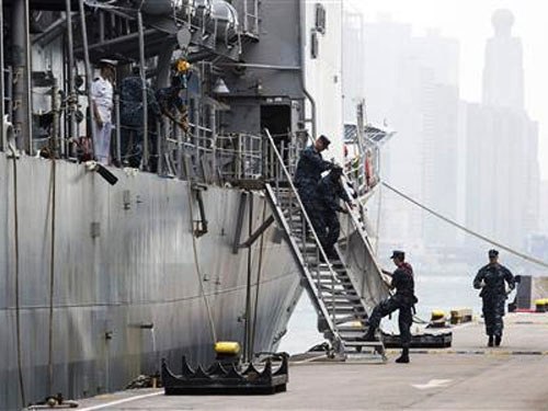 Tàu USS Antietam (CG-54) của Mỹ chuẩn bị đến Philippines (Ảnh Reuters) 