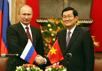 Chủ tịch nước Trương Tấn Sang và Tổng thống Liên bang Nga - ngài Vladimir Putin sau khi ký kết các hiệp định giữa hai nước và gặp gỡ báo chí (Ảnh: TTXVN/Pháp luật TP. HCM)