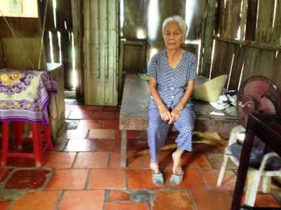 Những người dân nghèo, bệnh tật càng nặng hơn vì lo buồn cho những ngày sắp tới (trong ảnh: anh Nguyễn Văn Hồng và bà Nguyễn Thị Tím) 