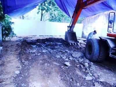 Khai quật bể gia nhiệt-một điểm chứa chất thải nguy hại ở Nicotex Thanh Thái (Ảnh: Ninh Đức Phương/TTXVN)