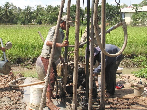 Khoan khai thác nước ngầm chống hạn cho lúa (Ảnh: Internet/Đại Đoàn Kết)
