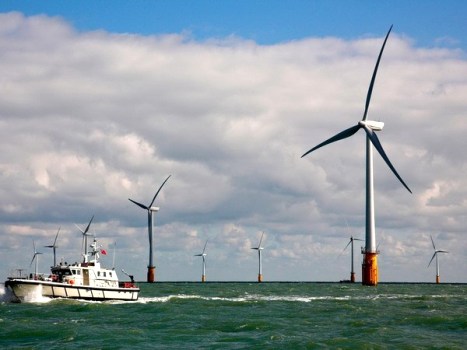 Các cánh quạt trong trang trại điện gió trên biển (Ảnh: AFP/TTXVN)