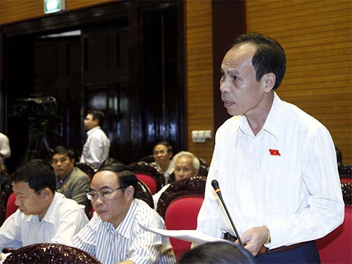 ĐB Trương Văn Vở (đứng) đề nghị làm rõ trách nhiệm khi để mất diện tích rừng rất lớn do thủy điện Ảnh: hoàng Bắc