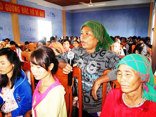 Bà Mí Trun (xã EaTrol, huyện Sông Hinh, tỉnh Phú Yên) bức xúc vì thu hồi đất của dân rồi giao cho cán bộ (Ảnh: Hồng Ánh/www.nld.com.vn)