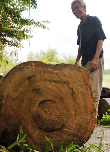 Người đàn ông ở xã Tịnh Minh hài lòng với khúc gỗ có đường kính 100cm vừa vớt được
