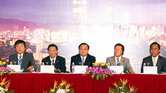 Phó Thủ tướng Hoàng Trung Hải (giữa), Chủ tịch UBND TP Hà Nội Nguyễn Thế Thảo (thứ 2 từ trái sang), cùng đại diện các thành phố lớn châu Á tại hội nghị