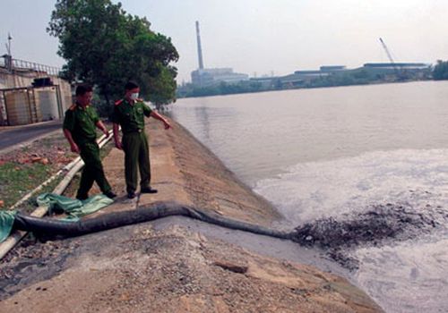 Lực lượng cảnh sát môi trường C49 bắt quả tang Công ty CP Thuộc da Hào Dương (Khu công nghiệp Hiệp Phước, huyện Nhà Bè TPHCM) xả nước thải chưa qua xử lý ra sông Đồng Điền, gây ô nhiễm môi trường.