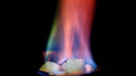 Chỉ cần nâng nhiệt độ hoặc giảm áp lực là băng cháy sẽ phân giải: 1m3 chất này khi phân giải cho ra 164m3 khí metan và 0,8m3 nước, gấp 2-5 lần năng lượng của khí thiên nhiên (Ảnh: Internet/Báo Tin tức)  