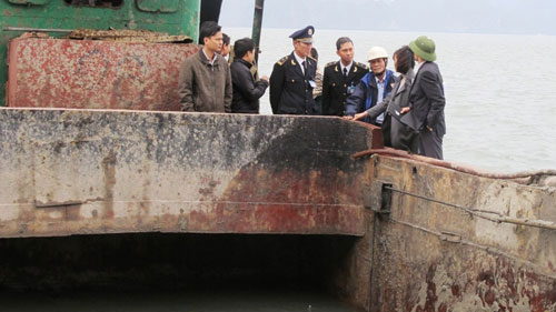 Tàu chở bùn bị bắt quả tang chiều 21/11 khi đổ thải xuống vùng lõi của vịnh Hạ Long (Ảnh: VnExpress/VOV Online)
