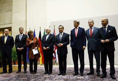 Các Trướng đoàn đàm phán trong buổi lễ đánh dấu đạt được thỏa thuận giữa Iran và 6 nước tại Geneva (Ảnh VOA/Chinhphu.vn)