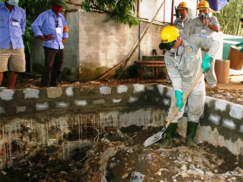 Khai quật hố chôn thuốc trừ sâu của Công ty Nicotex Thanh Thái. Đây là vụ vi phạm pháp luật môi trường nghiêm trọng (Ảnh: Tuấn Minh/www.nld.com.vn)