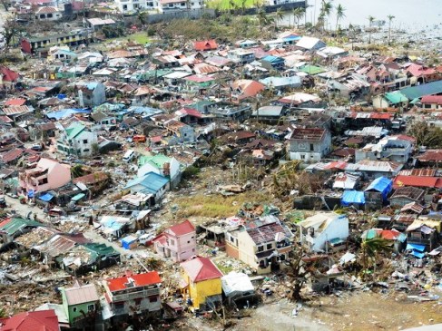 Cảnh tàn phá tại Tacloban, Philippines sau siêu bão Haiyan (Ảnh: AFP/TTXVN)
