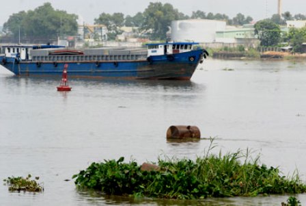 Nồng độ các chất ô nhiễm trên sông Đồng Nai đã xấp xỉ ngưỡng loại B. (Ảnh: Kim Ngân/Sài Gòn giải phóng)